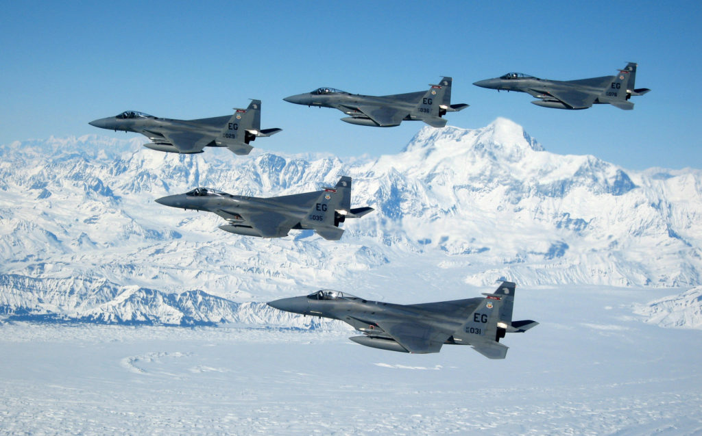 USAF reativa 60th FS na Eglin AFB. Até ser desativado em 1º de janeiro de 2009, o 60th Fighter Squadron voava com os F-15C/D junto a 33rd Fighter Wing em Eglin Air Force Base. Na imagem cinco F-15C voam sobre o Alaska  durante o Red Flag Alaska 07-1 (Foto: USAF).