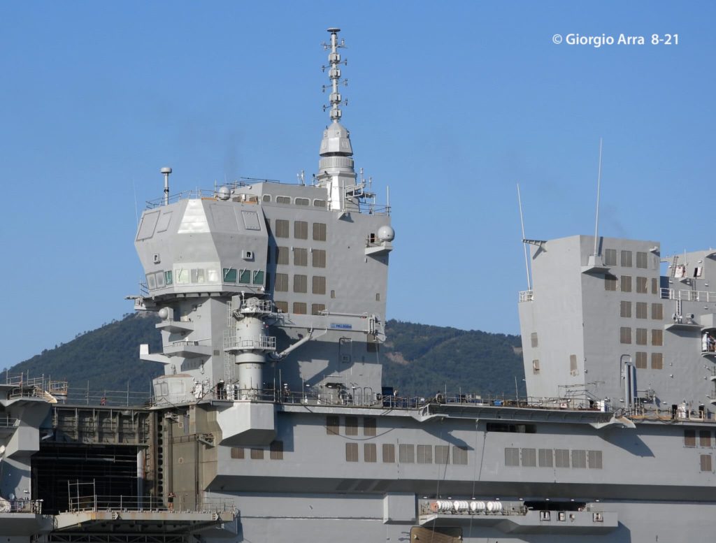 O novo LDH Trieste da Marinha Italiana possui duas ilhas (Foto: Giorgio Arra).