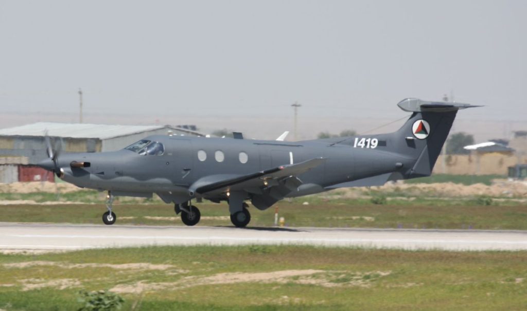 Aeronaves Afegãs em Termez - Uzbequistão. Onze Pilatus PC-12NG da AAF estão em Termez (Foto: AFF).