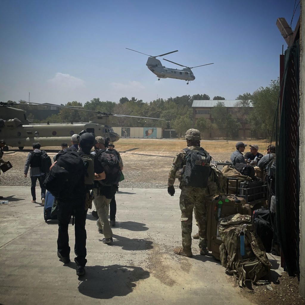 Soldados Americanos e Helicópteros tem realizado inúmeros voos sobre a capital, transportando pessoal e equipamentos para o aeroporto, visando a retirada total do Afeganistão até do dia 31 de agosto (Foto: US Army).