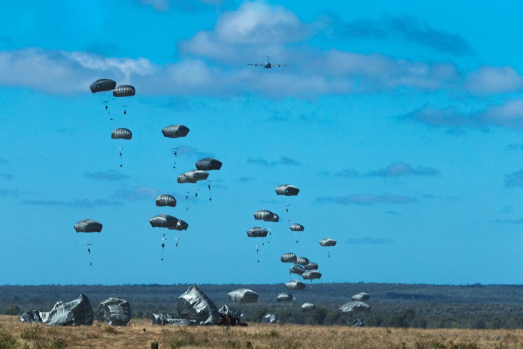 Lançamento de paraquedistas australianos por um C-17 da RAF (Foto: RAAF).