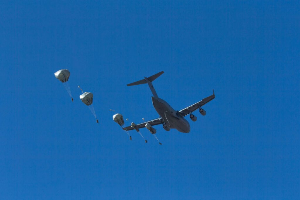 C-17 RAAF lança paraquedistas em Queensland (Foto: RAAF).