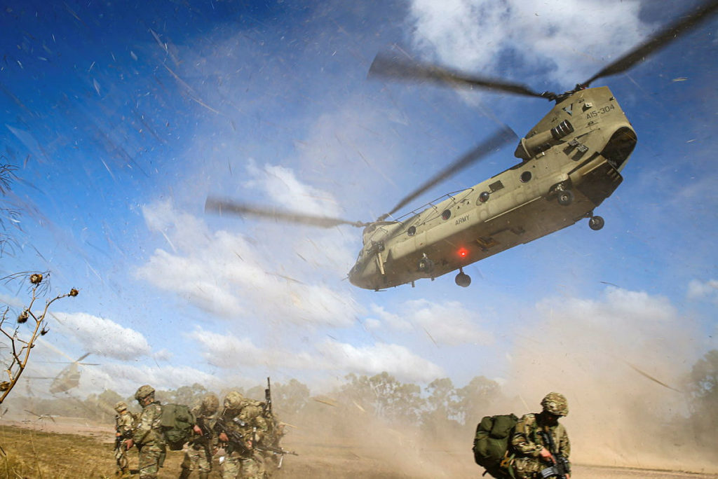 Militares do Australian Army após desembarcar de um Chinook do Australian Army (Foto: MD Australian).
