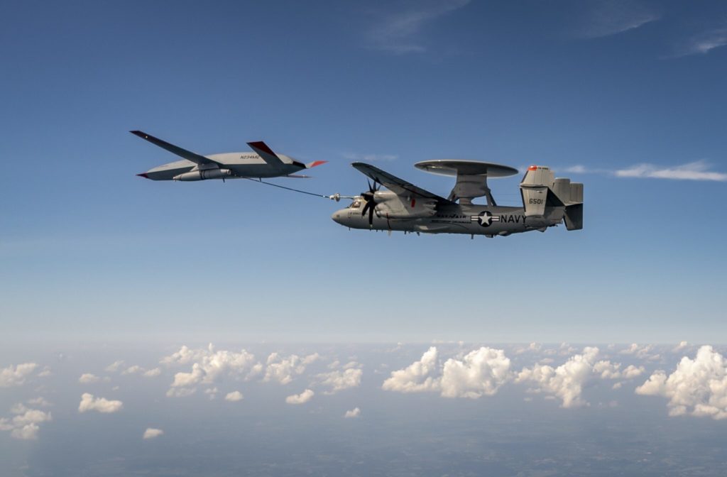 USN/Boeing: drone MQ-25 reabastece um E-2D. Momento histórico um drone MQ-25 reabastece um E-2D da USN (Foto: Boeing).