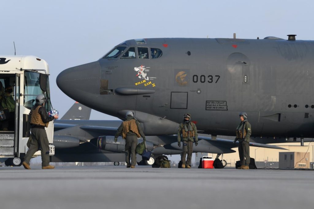 Informações não confirmadas dão conta que os EUA podem ter feito um ataque a Mazar-i-Sharif com aeronaves B-52H estacionados no Oriente Médio para inutilizar a base e suas aeronaves (Foto: USAF).