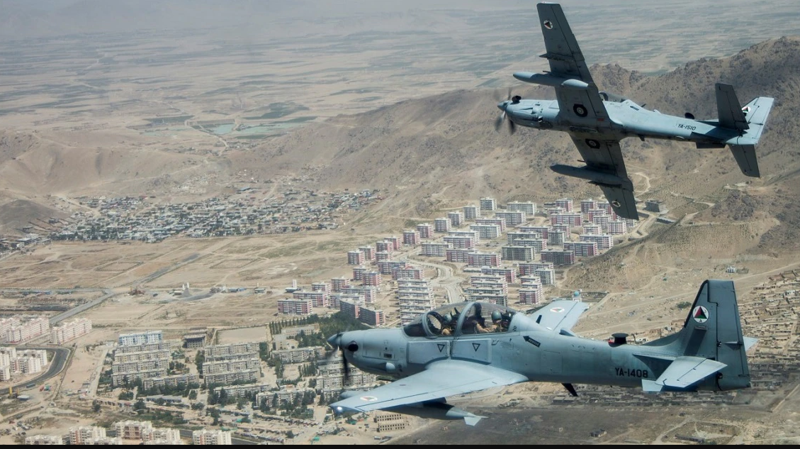 Talibã caçou pilotos de A-29 Afegãos. Dois A-29 da AAF sobre Cabul. A AAF deixou os pilotos expostos e a mercê do Talibã. Resultados vários desertaram, pediram asilo ou foram assassinados (Foto: USAF).