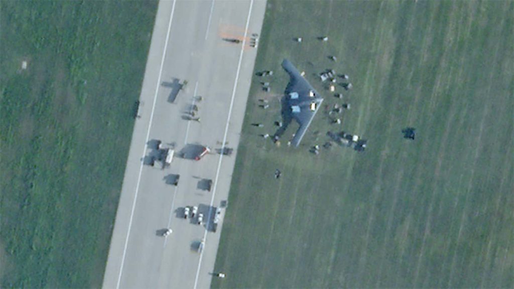 Imagem do satélite de 15/09 mostrando o B-2 no gramado de Whiteman AFB (Fonte: The War Zone).