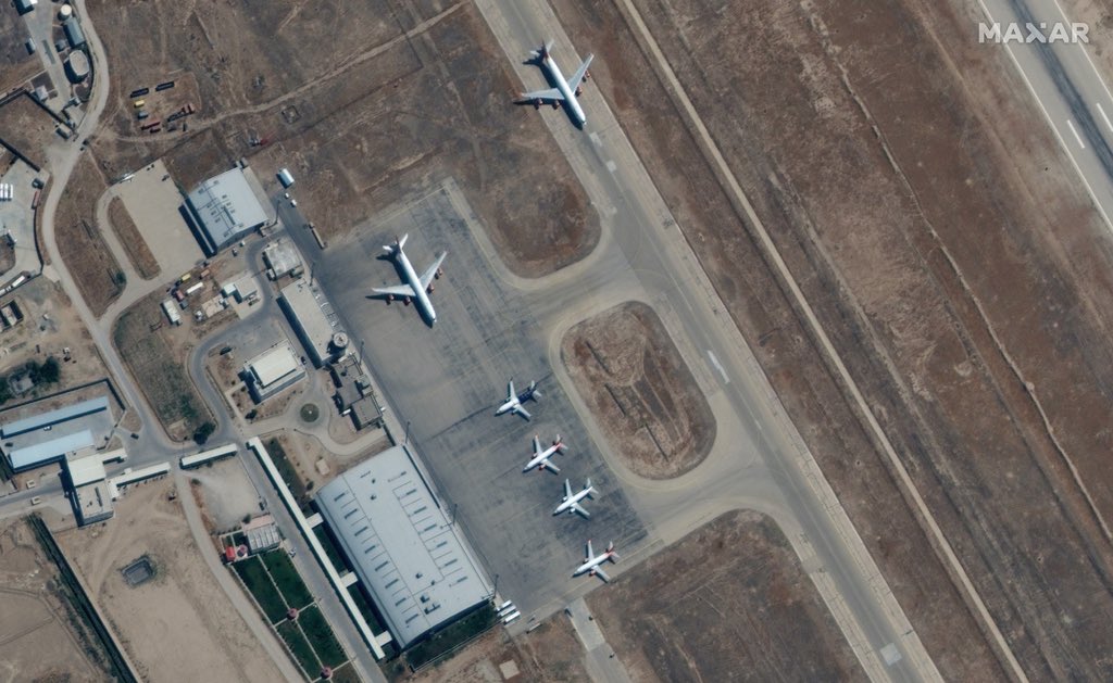 Talibã retém aeronaves americanas em Mazar-i-Sharif. Seis aeronaves aguardam no pátio do aeroporto (Foto: MAXAR).