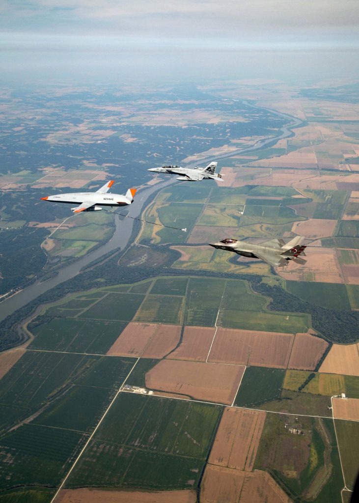 MQ-25 realiza o 1º reabastecimento em voo com o F-35C. Na foto o MA-25 T1 N234MQ voa ao lado do F-35C CF-05 e do F/A-18F SD 50, ambos do VX-23  (Foto: USN/Boeing).