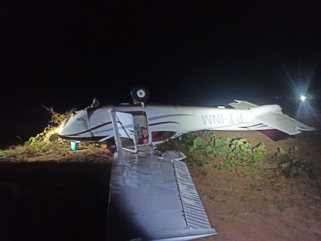 FAB usa tiro de detenção em Cessna 182 no Mato Grosso. O Cessna 182 PT-INM após o pouco forçado no Mato Grosso (Foto: DPF).