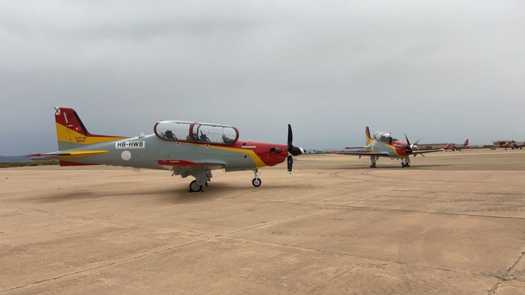 Os dois primeiros PC-21 do 792 Escuadrón do EdA. Primeiro o E.27-02 792-02 10240 e em segundo plano o E.27-01 792-01 10239(Foto: EdA).