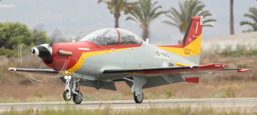Primeiros PC-21 entregues na Espanha. O PC-21 do 792 Escuadrón do EdA E.27-02 792-02 10240 chega a San Javier (Foto: EdA).