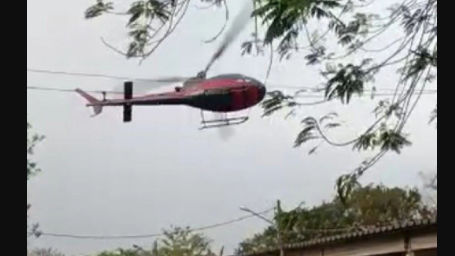 Piloto de helicóptero é rendido no ar por bandidos no Rio. Print do vídeo do AS350 sobre o 14º BPM (Foto: Reprodução).