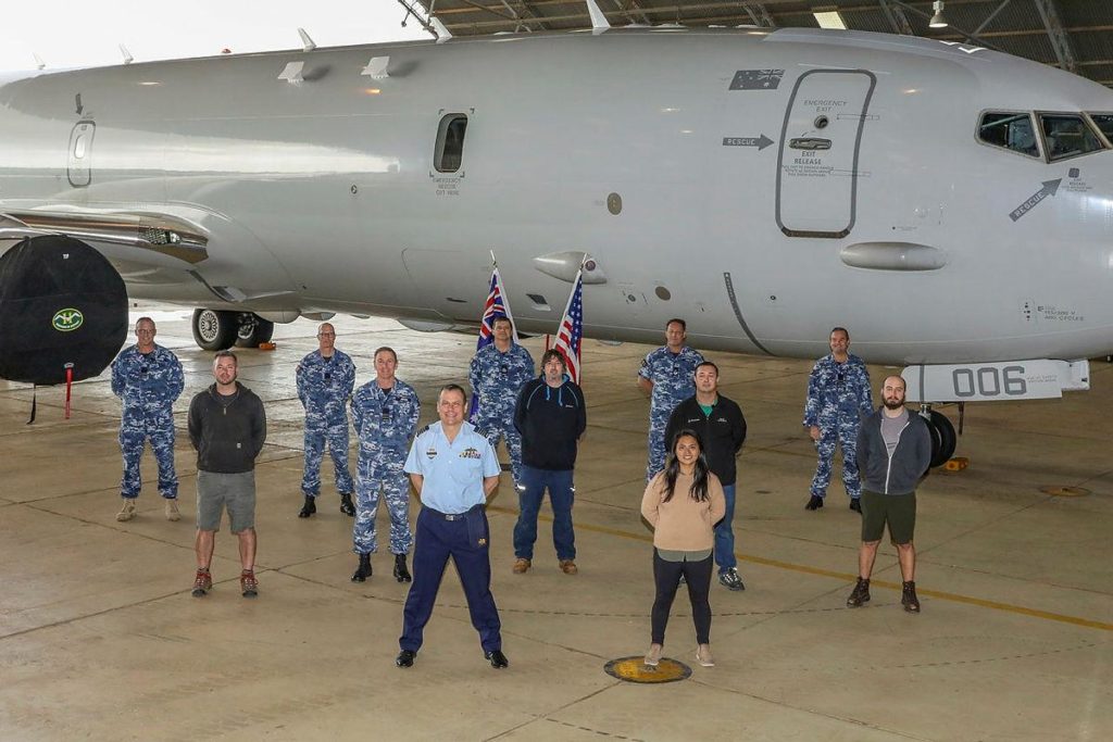 O Oficial de Comando No. 92 Wing, Grupo Capitão John Grime, front center, está com a equipe e pessoal do Surveillance and Response Systems Program Office, No. 92 Wing and Boeing em frente ao P-8A Poseidon A47-006  (Foto:  RAAF/Cabo Brenton Kwaterski).