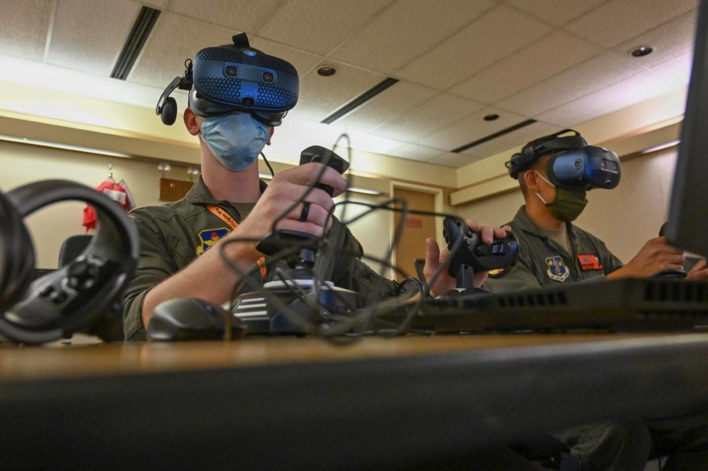 173rd FW - A Escola de F-15C/D da USAF. Usando um laptop, joystick, uma manete de potência e óculos de realidade virtual, os alunos podem se voar de cadeira e antecipar parte do que verão nos voos reais de combate (Foto: USAF). 