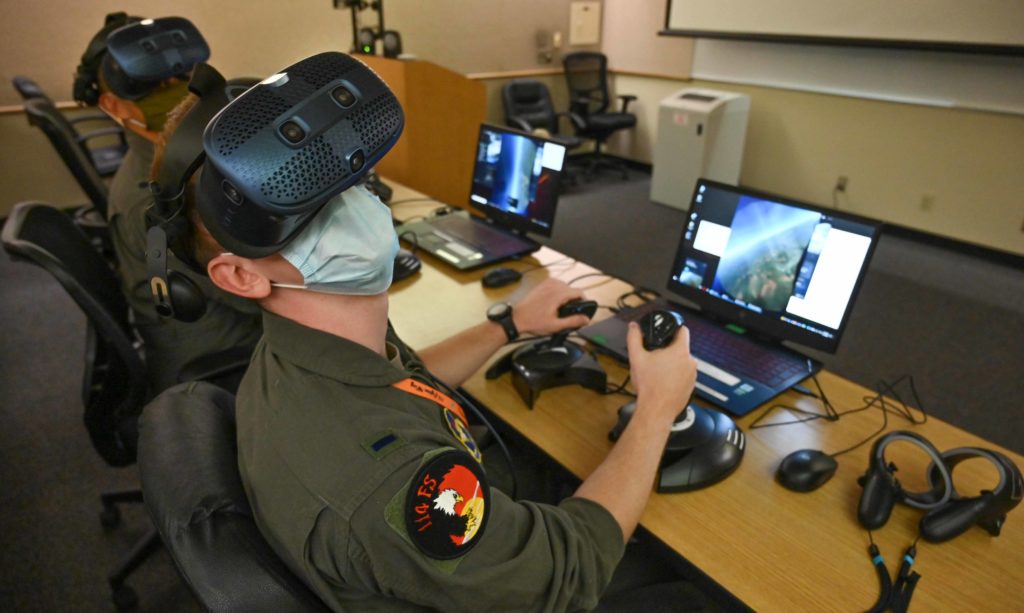 173rd FW - A Escola de F-15C/D da USAF. Treinamento de realidade virtual foi inserido no curso de piloto de F-15 (Foto: USAF). 