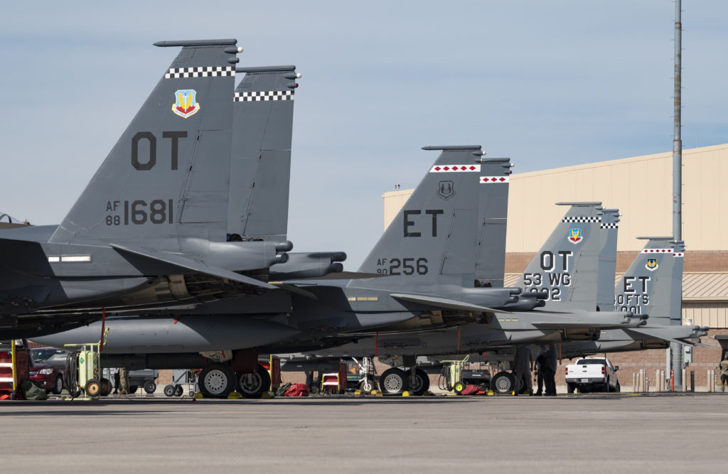 Dois F-15E Strike Eagles e dois  F-15EX Eagle II todos da 53rd Wing de Eglin AFB, vistos na rampa de Nellis AFB, Nevada (Foto: USAF/William R. Lewis).