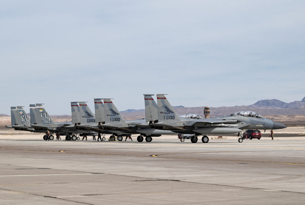 F-15EX passa pelo 1º teste operacional em Nellis. Três caças F-15C Eagle designados para o 123rd  FS da Base Aérea da Guarda Nacional de Portland, Oregon, ao lado dos F-15EX da 53rd Wing de Eglin AFB, Flórida, aguardam para decolar por um missão na Nellis AFB, Nevada, em 20 de outubro de 2021 (Foto: USAF/William R. Lewis).