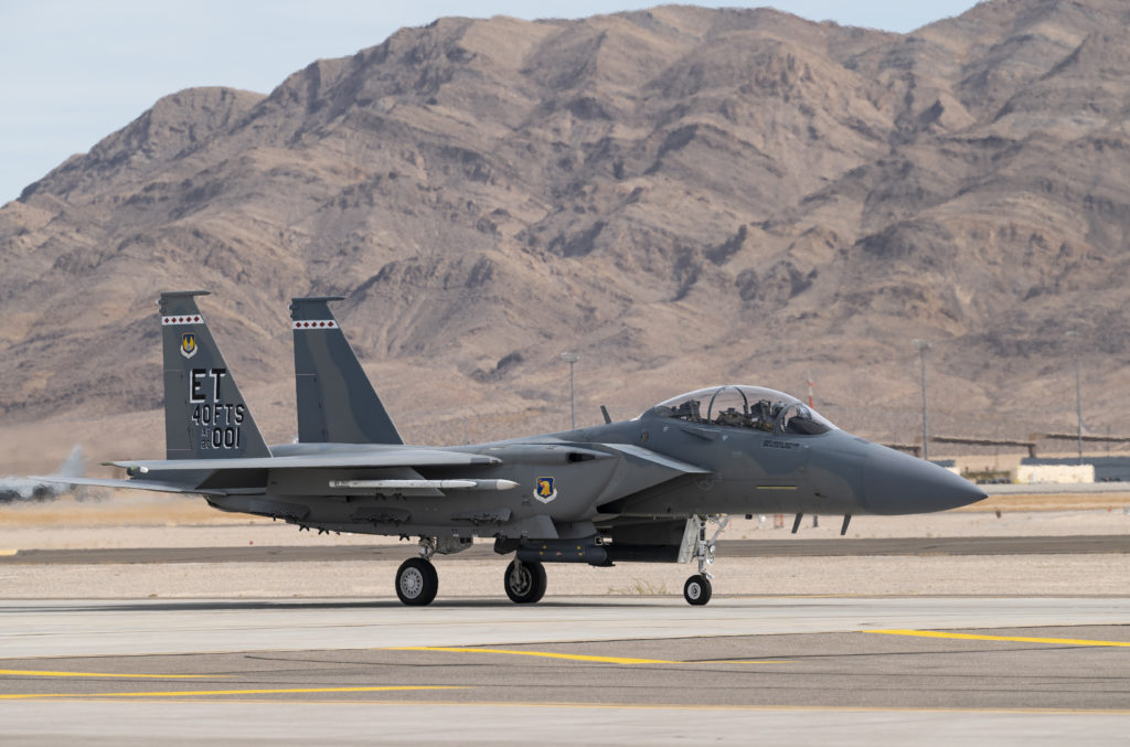 F-15EX passa pelo 1º teste operacional em Nellis. A USAF planeja adquirir 144 novos F-15EX Eagle II. Na foto o 1º F-15EX da USAF o AF 20-0001 (Foto: USAF/William R. Lewis).