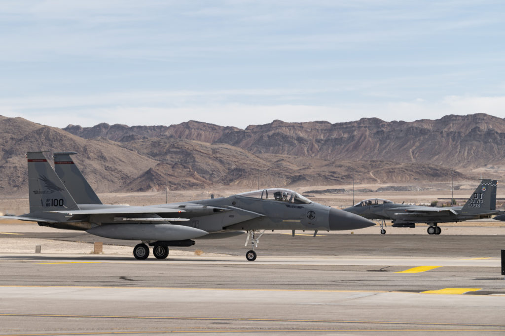 F-15EX passa pelo 1º teste operacional em Nellis. Um F-15C do 123rd FS em primeiro plano com um F-15EX Eagle II do 85th Test and Evaluation Squadron em Nellis AFB em 20 de outubro de 2021 nos voos de teste (Foto: USAF/William R. Lewis).