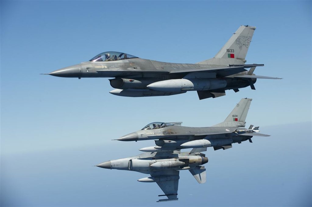 JATCS da OTAN coordena F-16 da FAP e F-2000A da AMI. Três F-16AM da FAP(Foto: FAP).