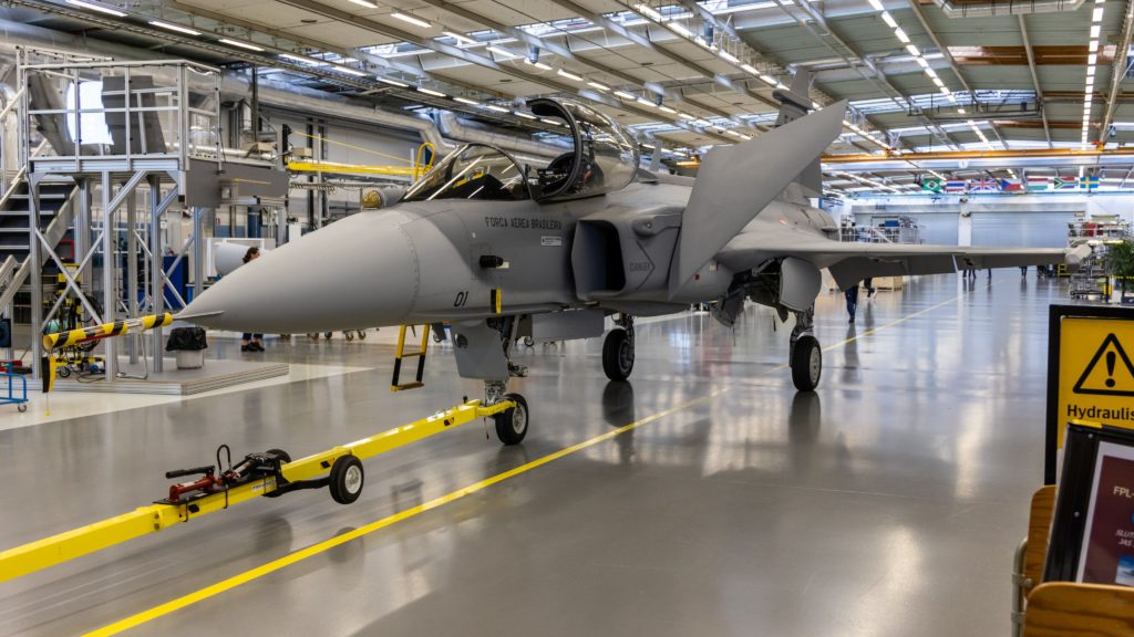 FAB receberá quatro F-39E Gripen em 2022. O FAB 4101 visto na fase final de montagem em Linköping (Foto: Saab).
