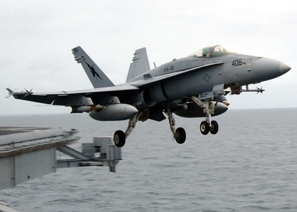 O F/A-18 ainda é o principal vetor embarcado da Marinha dos EUA (Foto: US Navy).