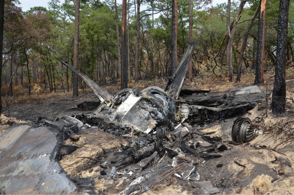 Uma fita e falhas de procedimentos derrubaram o F-22 na Flórida em 2020. Destroços do F-22, 01-4022, após a queda na Flórida (Foto: USAF).