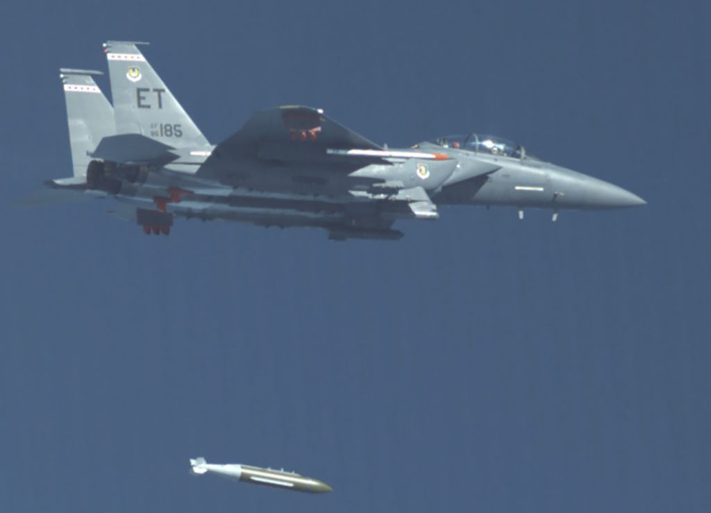 USAF testa a GBU-72, projetada para destruir Bunkers. F-15E AF 86-0186 do 40th TFS lançando a GBU-72 em 7 de outubro (Foto: USAF).