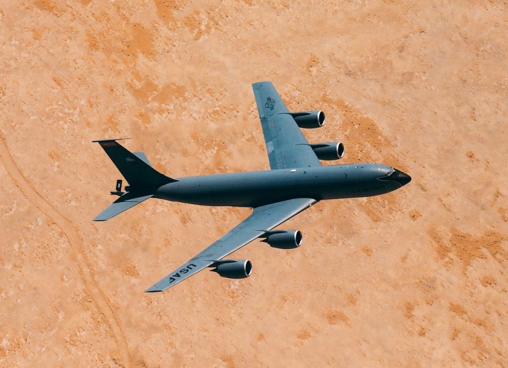 USAF e Twelve provam que é possível fazer combustível de aviação a partir de CO2. KC-135R da USAF em voo. (Foto: USAF).