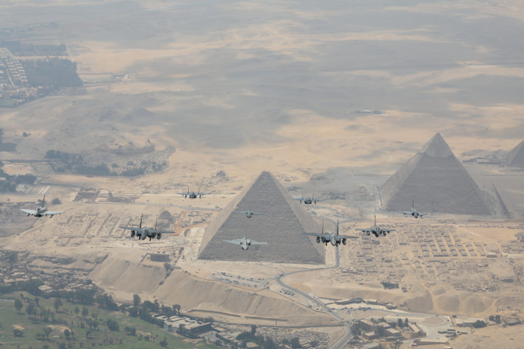 RAF realiza exercícios no Egito pela 1ª vez em 20 anos. Na imagem caças Tayphoon britânicos, F-16 egípcios e gregos, Rafale egípcios, Mirage Gregos, Mig-29 egípcios e F-15E americanos voam em formação sobre as pirámides (Foto: RAF).
