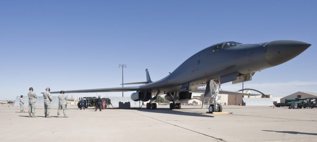 USAF e Twelve: combustível de aviação feito a partir de CO2. B-1B da USAF sendo reabastecido no solo (Foto: USAF).