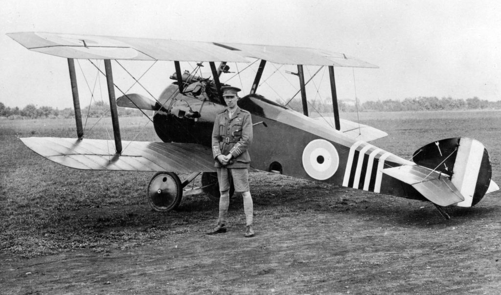 O Major W.G. Barker, VC, DSO, MC,  foi comandante do NO. 139 Squadron. Aqui é visto ao lado de seu Sopwith Camel.  Ele serviu nos Esquadrões  28, 61, 139 e 201 (Foto: Museu Imperial da Guerra/RAF).