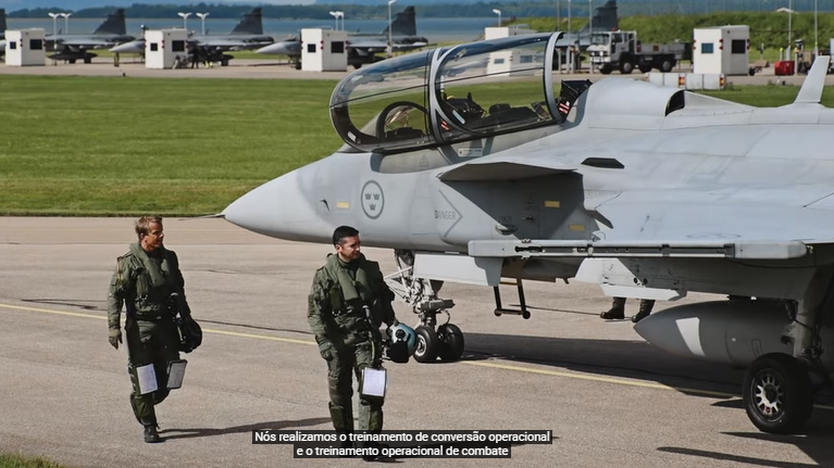 Pilotos da FAB na Ala F7 em Satenas iniciando o curso no Gripen D (Foto: Saab).