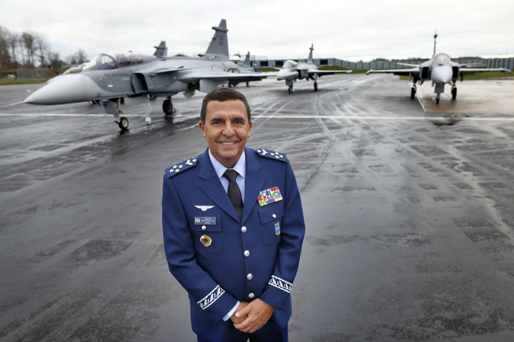 O Comandante da Aeronáutica, Tenente-Brigadeiro do Ar Carlos de Almeida Baptista Junior, recebeu oficialmente os novos jatos na Suécia (Fotos: FAB).