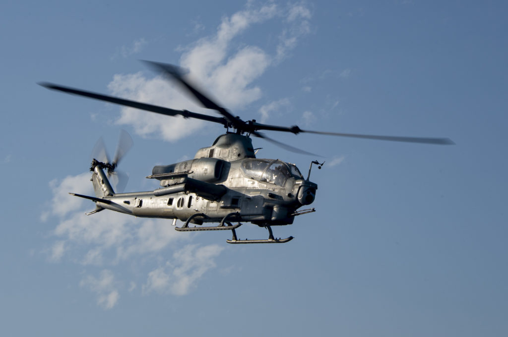 AH-1Z Viper attached to Marine Medium Tiltrotor Squadron (VMM) 165 (Reinforced), visto a bordo do Essex em 19 de novembro do 2021 (Foto: USN/Mass Communication Specialist 2nd Class Brett McMinoway).
