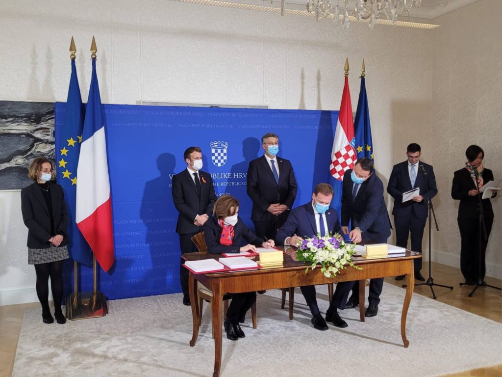 Ministra francesa das Forças Armadas Florence Parly ao lado do Primeiro-Ministro da República da Croácia Andrej Plenković, formalizam o acordo (Foto: MD Francês).