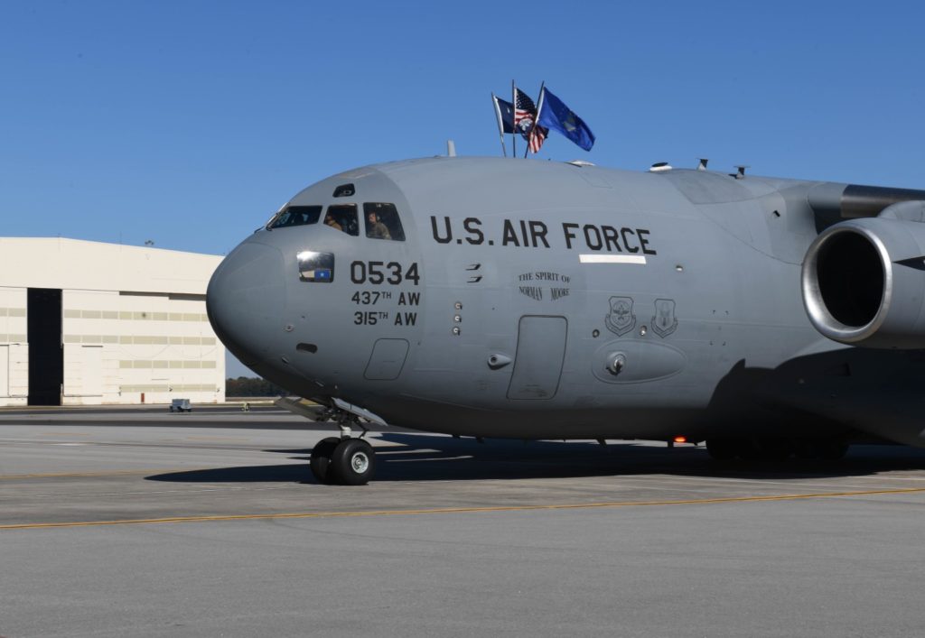 O C-17A AF 90-0534 é operado em conjunto pelas alas  de transporte 437th e 315th (Foto: USAF).