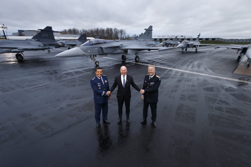 Comandantes da FAB, da SwAF e o CEO da Saab na cerimônia de entrega dos caças F-39 Gripen E (Fotos: FAB).