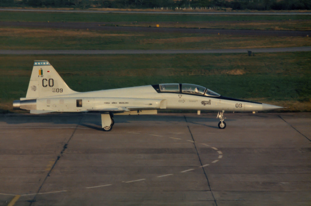 Há 25 anos a FAB dava adeus ao F-5F 4809. O F-5F FAB 4809 do 1º/14º GAV taxiando em Porto Alegre em maio de 1991. Com este padrão ele foi perdido em 1996 (Foto: Marcelo Magalhães). 