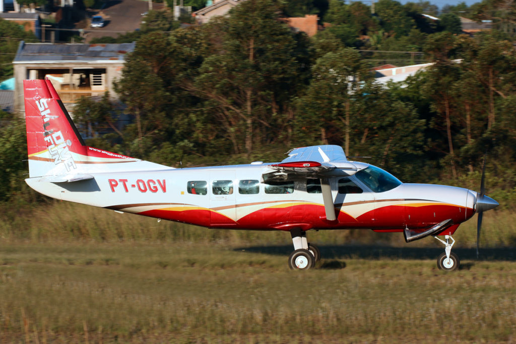 PT-OGV realizando lançamento de paraquedistas em 2017, antes de ser vendido para o atual proprietário (Foto: Fábio Fonseca).