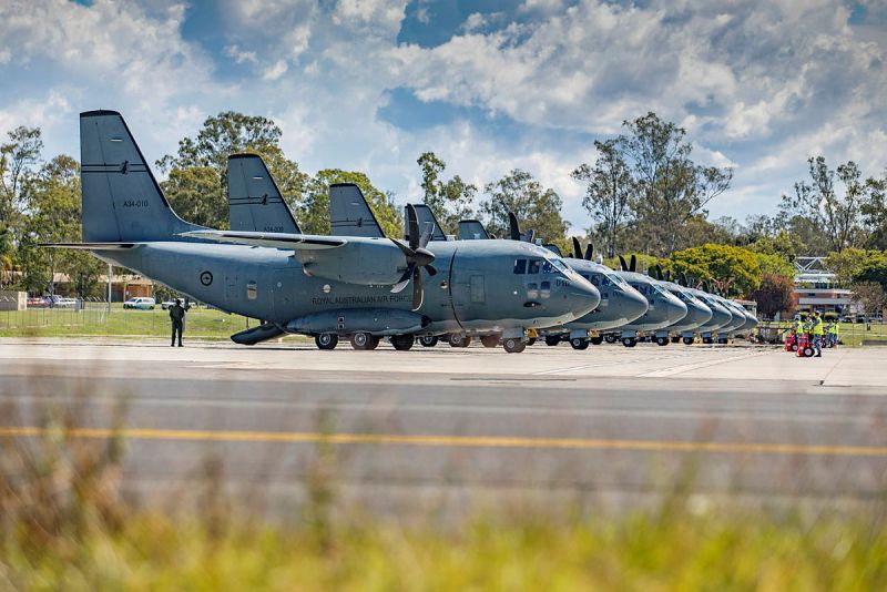 Sete Leonardo C-27J Spartan do 35 Sq alinhados em Amberley (Foto: MD Australiano).