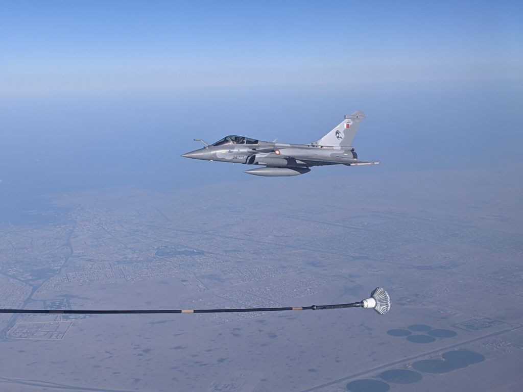 AF reabastece Rafales do Qatar pela primeira vez. Rafale EQ da QEAF  ao lado do Voyager da RAF no Exercício GALWAY (Foto: RAF).