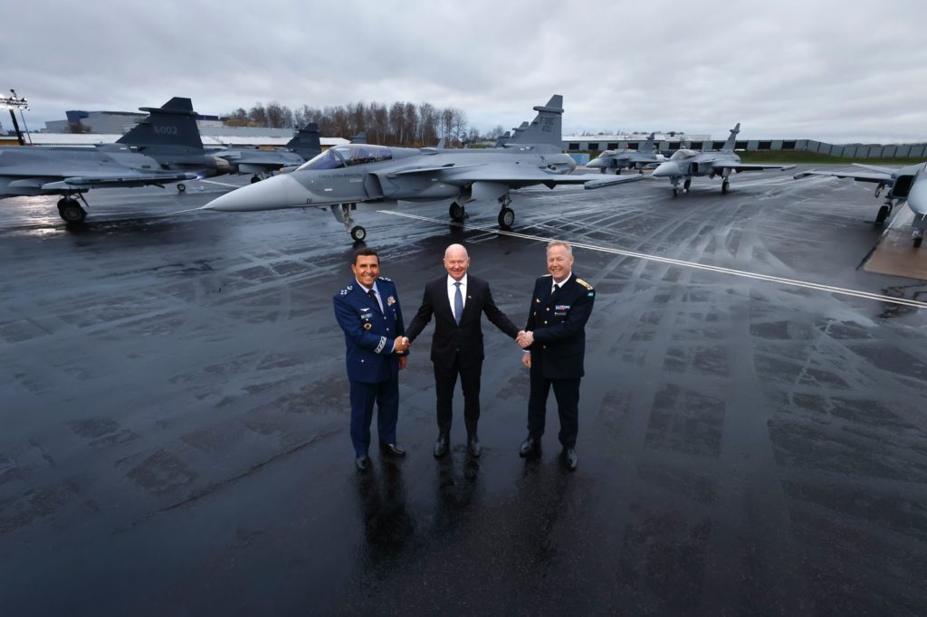 O Comandante da Aeronáutica, Tenente Brigadeiro do Ar Carlos de almeida Baptista Júnior ao lado do CEO da Saab, Micael Johsnsson e do Major General Carl Johan Edström, Comandante da Força Aérea Sueca  na cerimônia de recebimento dos F-39 em LinköpingC (Foto: FAB).