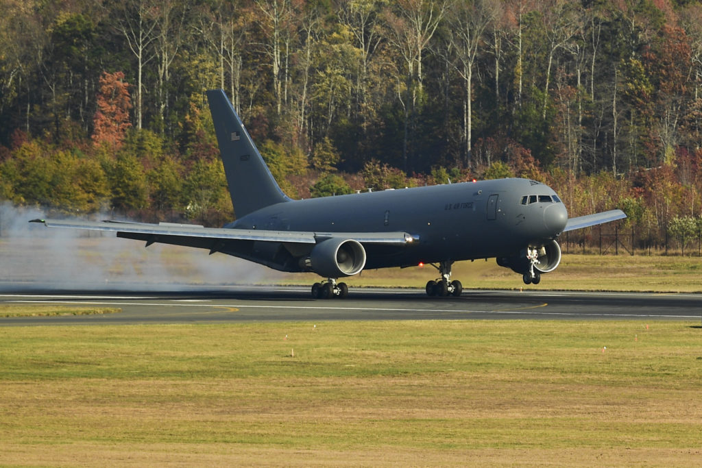 USAF: 50º Boeing KC-46A Pegasus. USAF KC-46A Pegasus  AF 19-46057 ('PUDGY 01') pousa na Base Conjunta McGuire-Dix-Lakehurst, Nova Jersey, após seu voo de entrega de Boeing Field, Seattle, Washington, em 9 de novembro (Foto: USAF).
