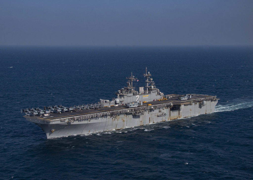 Helicóptero iraniano "passou a 25 jardas" do USS Essex. O LHD-2 visto navegando no dia 8 de novembro no Golfo de Omã (Foto: USN).
