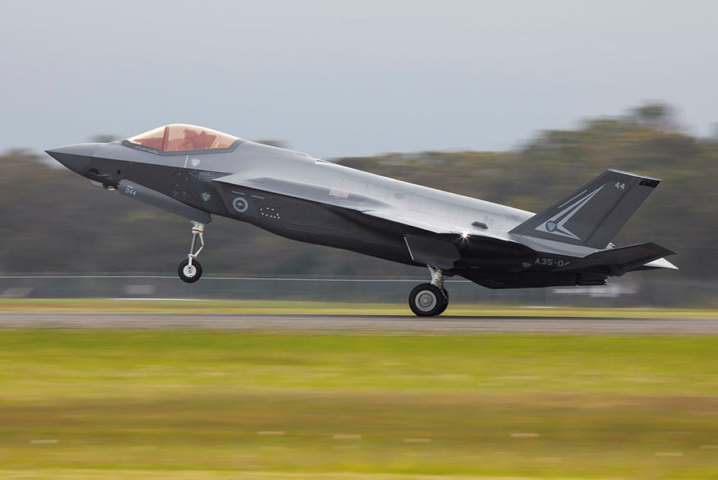 Austrália recebeu mais três caças F-35A (Foto: @AndyNetherwood).