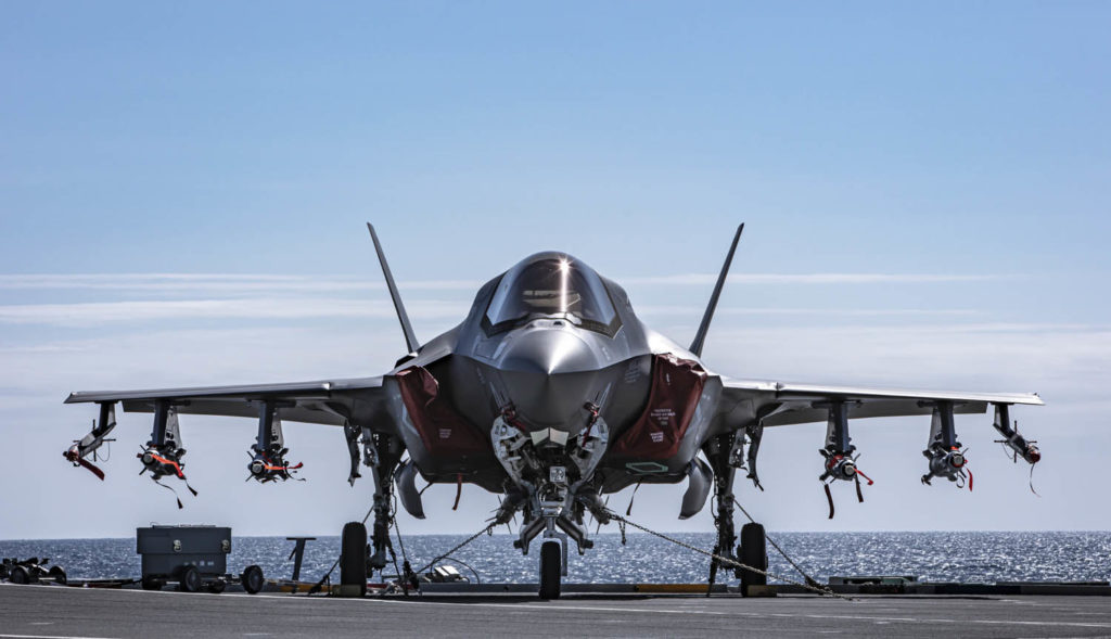 Tampas, capas e fitas vermelhas "Remove Before Flight" no F-35B (Foto: RAF).