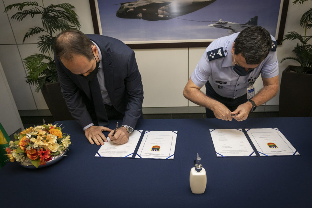 FAB assina contrato com AEL para aquisição de aeronaves RQ-900 (Fotos: FAB).