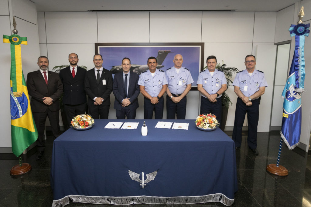 FAB assina contrato com AEL para aquisição de aeronaves RQ-900 (Fotos: FAB).